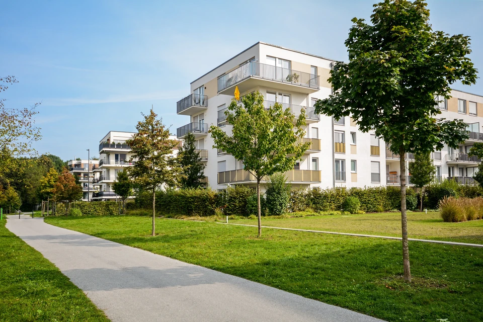 Ensemble résidentiel contemporain avec immeubles d'appartements modernes à façades blanches et balcons métalliques